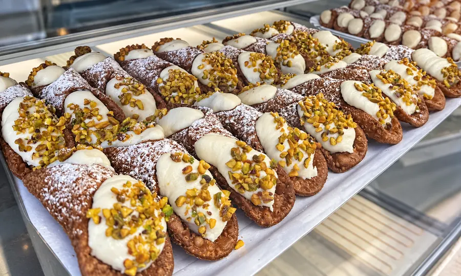 Cannoli siciliani con crema e granella di pistacchio