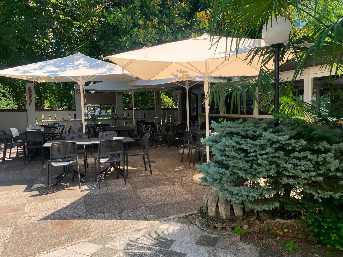 Giardino esterno del ristorante Dal Siciliano a Pordenone