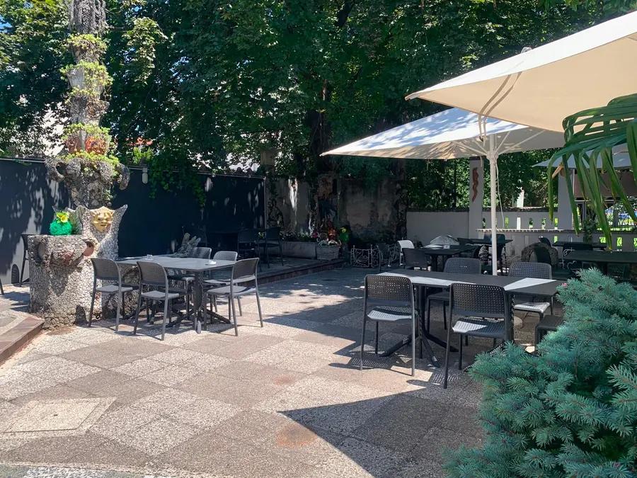 Tavoli nel giardino esterno di Dal Siciliano