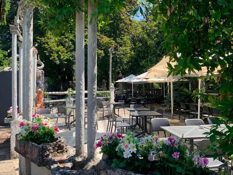 Giardino del ristorante con tavoli e fiori