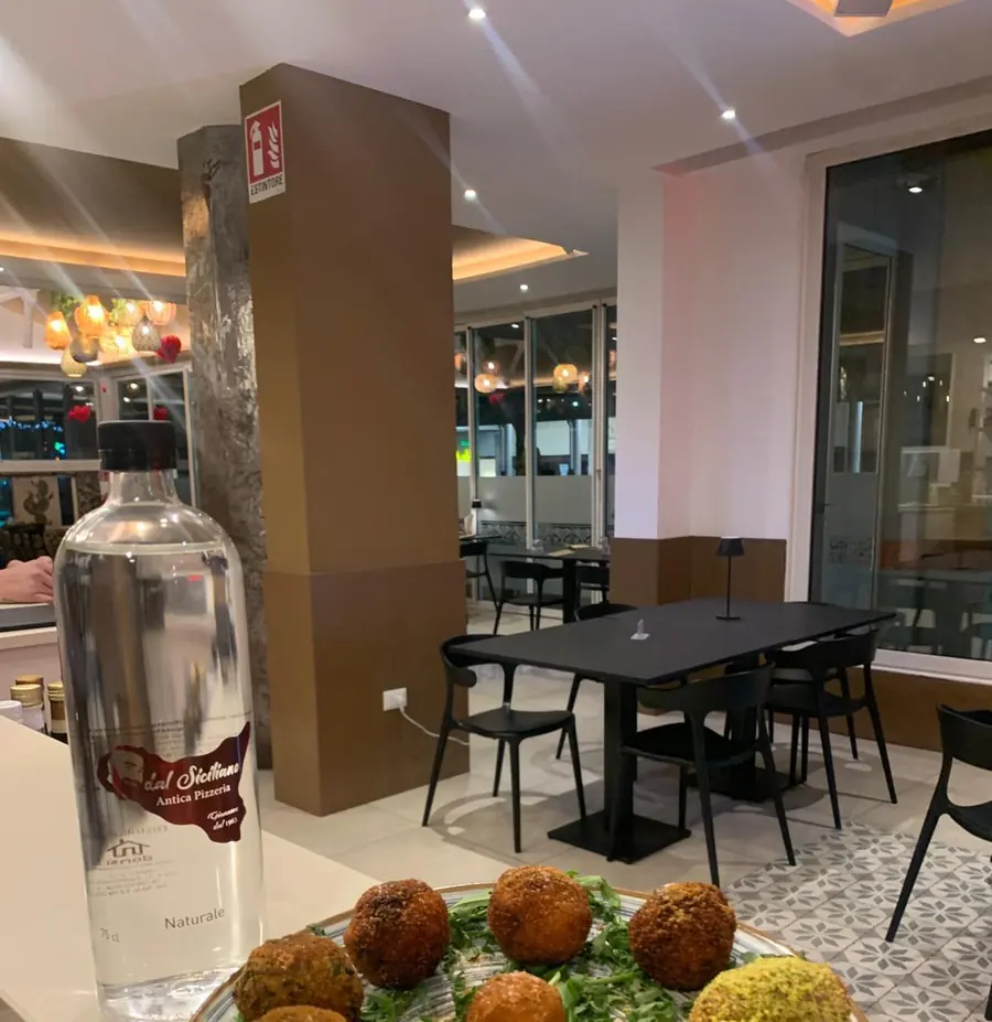 Interno del ristorante con antipasti in primo piano