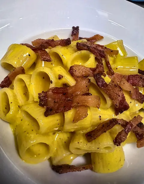 Primo piatto cremoso con guanciale