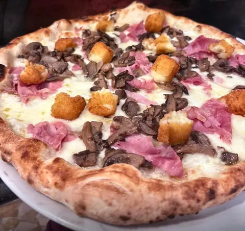 Pizza con funghi e prosciutto di Dal Siciliano