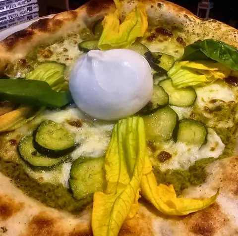 Pizza con zucchine, fiori di zucca e formaggio