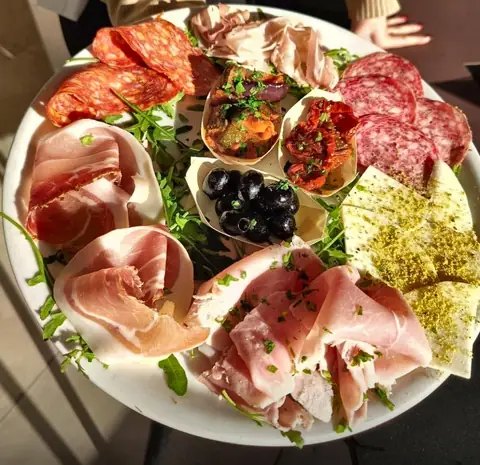 Tagliere con salumi, formaggi e specialità